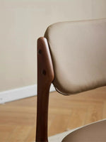 ナチュラルチェリー無垢材ダイニングチェアとミニマルなテーブルの組み合わせ