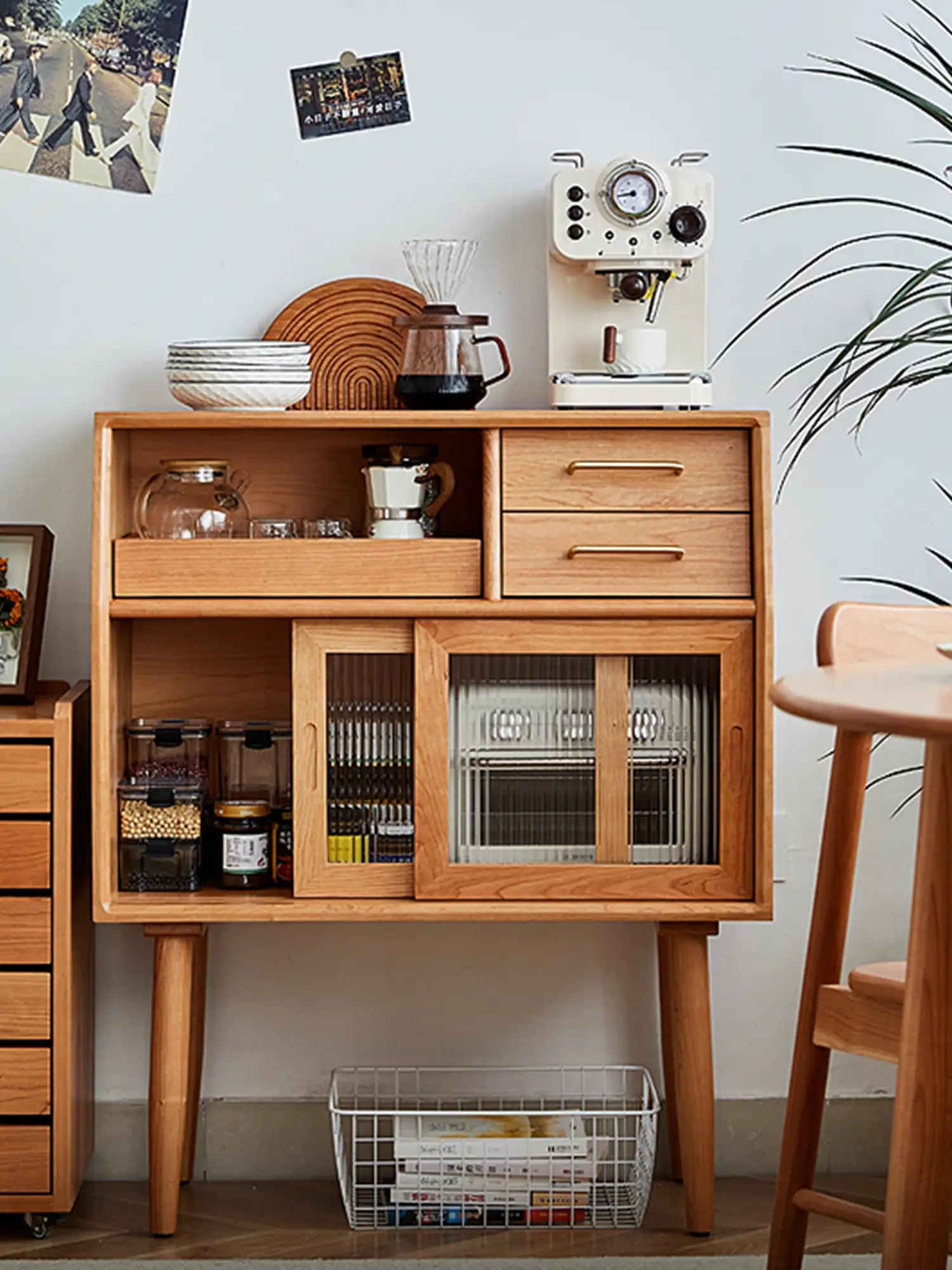 fluted glass sliding door sideboard 帶玻璃滑門的實木餐邊收納櫃