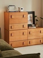 modular cherry wood dresser in bright living room 明亮客廳中的櫻桃木模組斗櫃 整齊排列在窗下