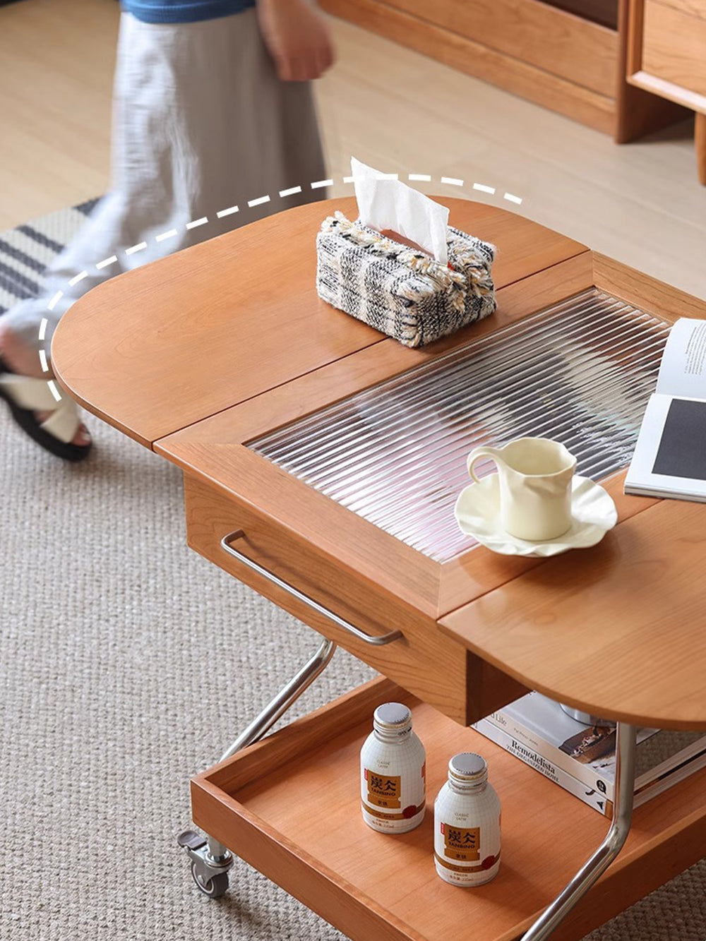 solid wood side table used as laptop desk beside sofa 實木邊几作為沙發邊工作桌放筆電