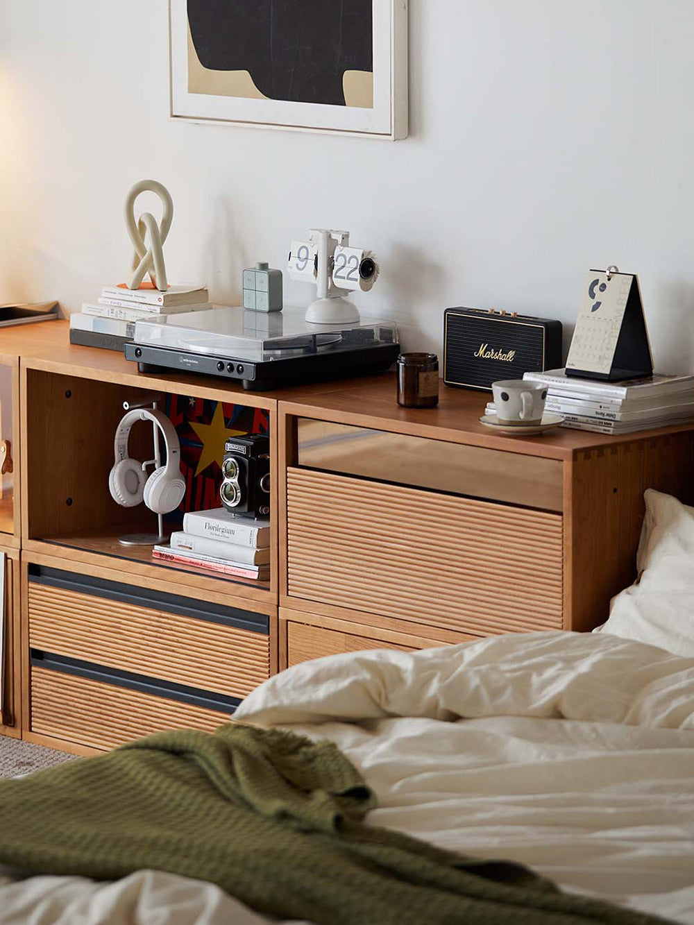 solid wood modular cabinet used as living room TV console 實木模組櫃作為客廳電視櫃使用