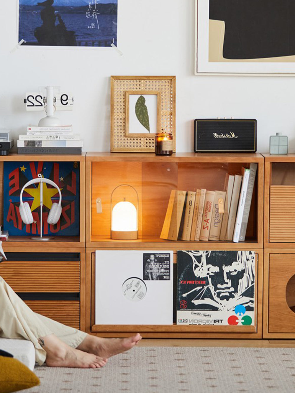 modular bookcase and cabinet combination separating living and dining area 模組書櫃與收納櫃組合 作為客廳與餐廳之間的輕隔間