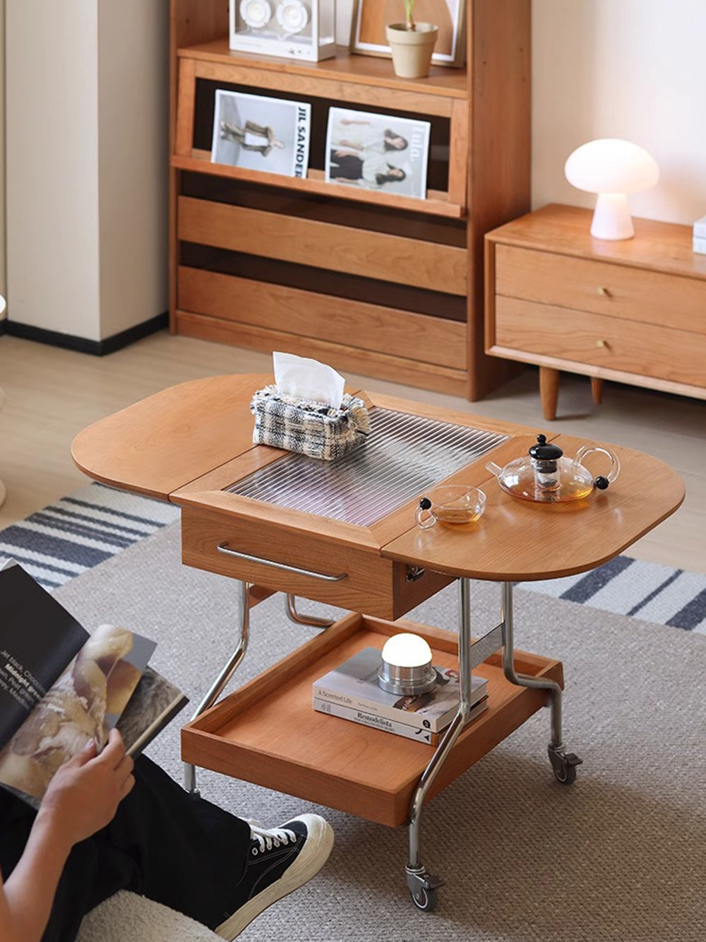 solid wood trolley table used between living and dining area 實木推車茶几 在客廳與餐廳之間來回使用