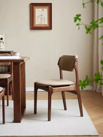 ブラックウォールナット無垢材ダイニングチェアと無垢材テーブルの食事シーン