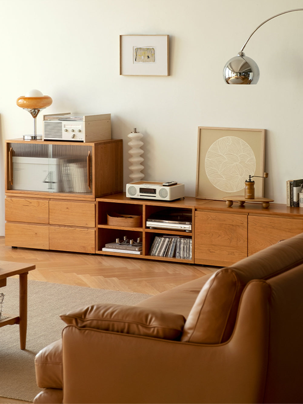 solid wood bookcase used as display shelf for decor and books 實木書櫃同時作為展示層架 擺放書籍與擺飾