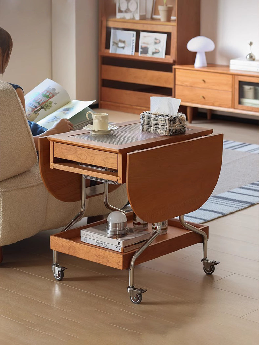 mobile coffee table cart serving tea and snacks in living room 可移動茶几推車 在客廳端茶點與零食