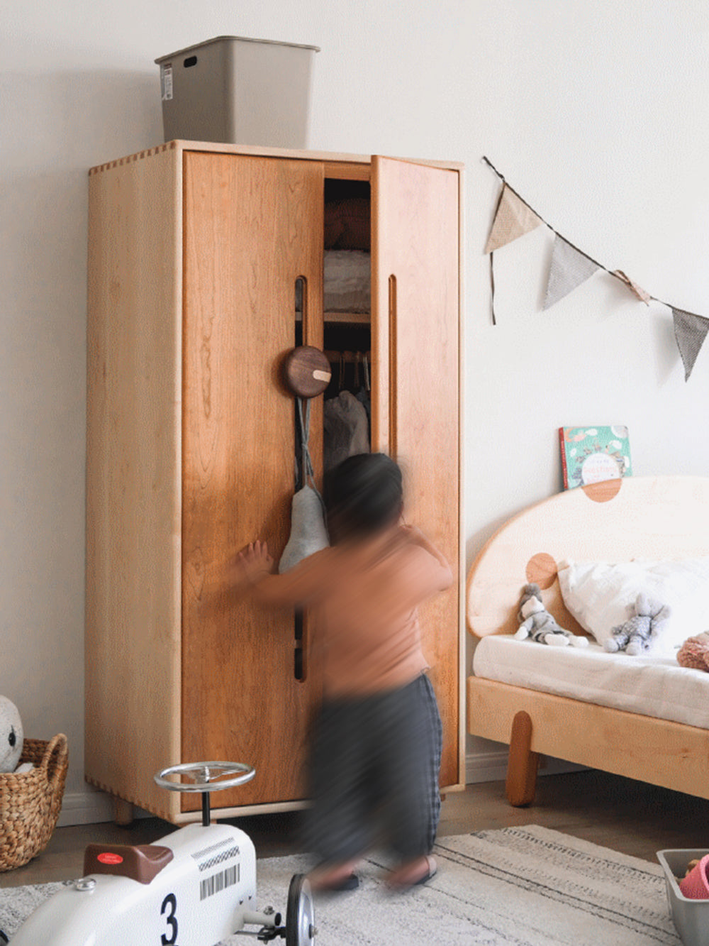 solid wood kids wardrobe for Montessori style children’s room 全實木兒童衣櫃 適合蒙特梭利風格兒童房