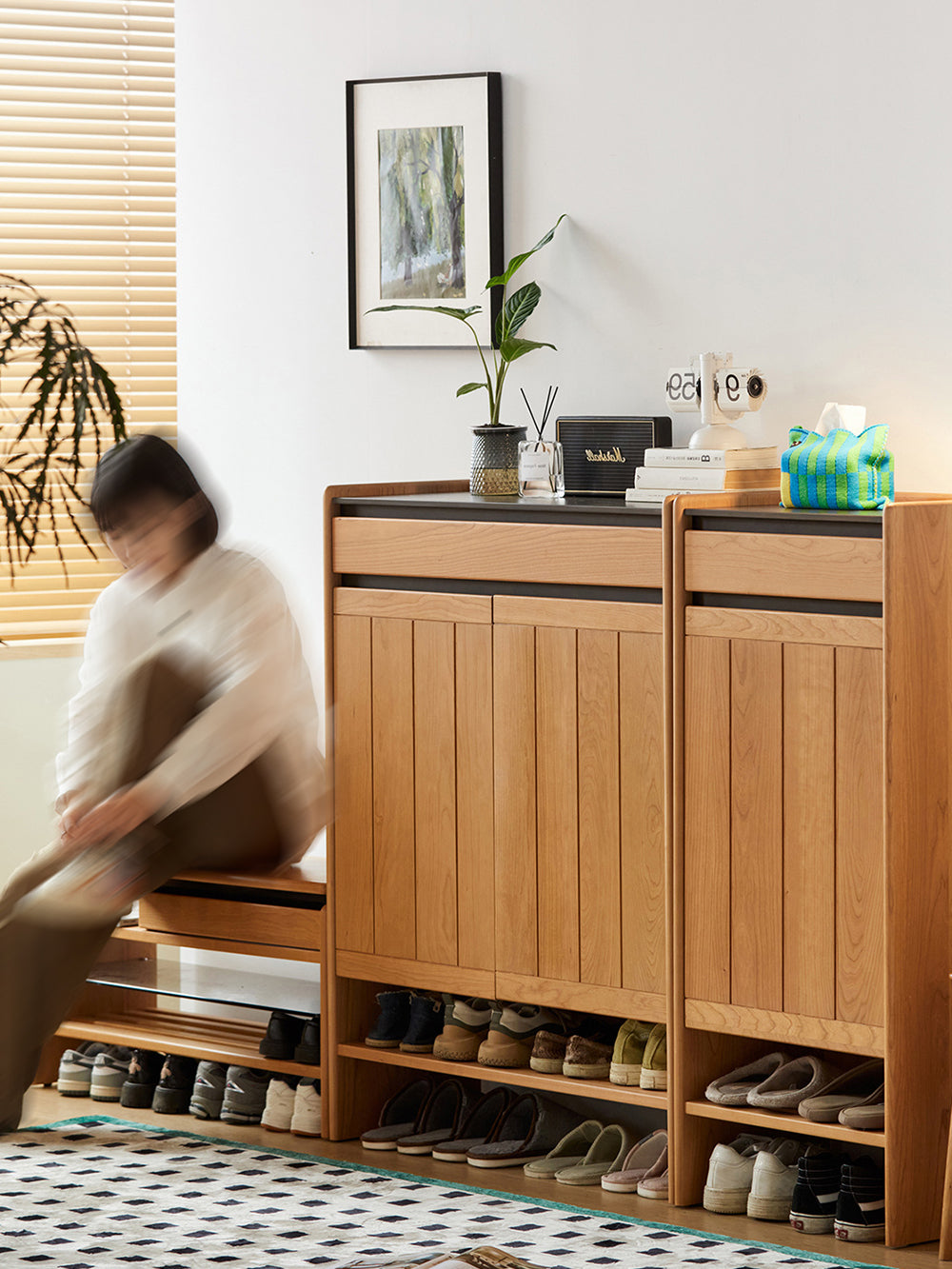 solid wood shoe cabinet used in small apartment hallway 小戶型公寓走廊擺放的實木玄關鞋櫃