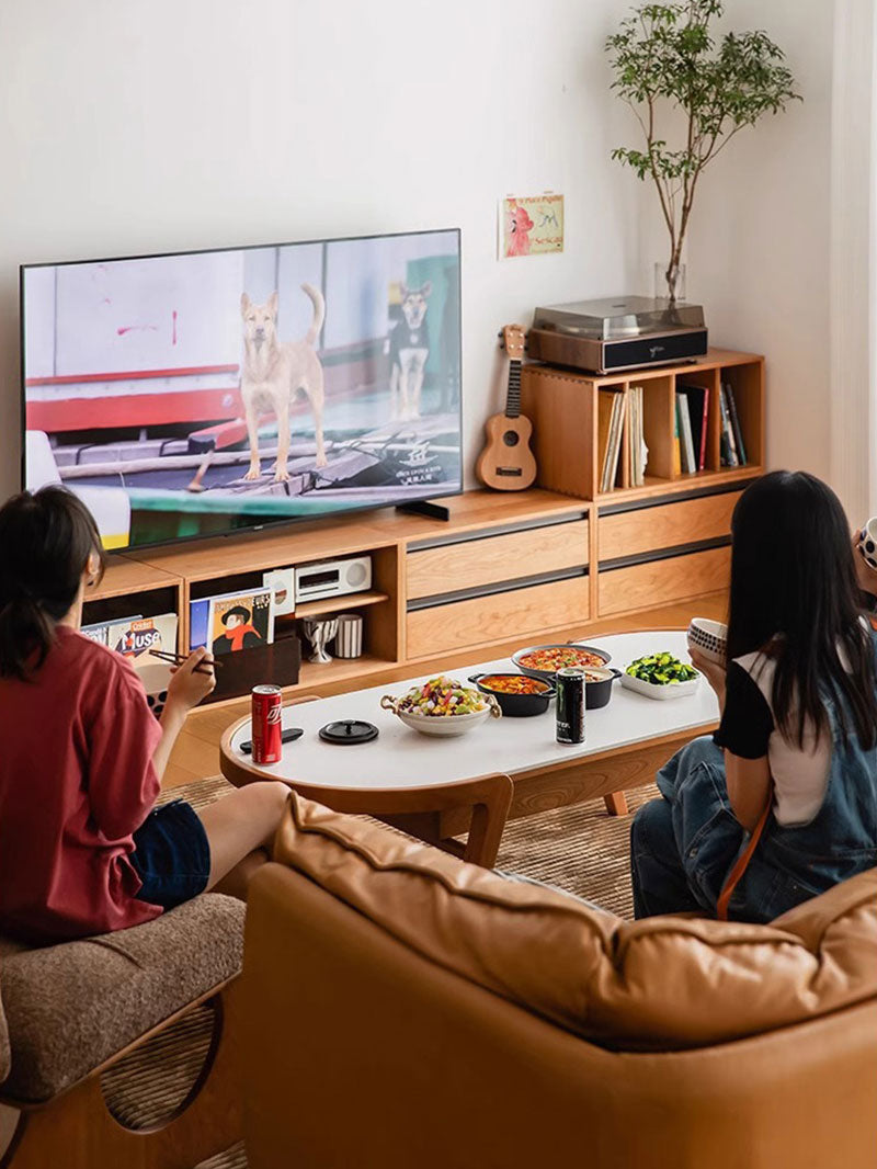 cozy living room modular tv cabinet in solid cherry wood 櫻桃木實木模組電視櫃 放在客廳沙發前的溫馨場景