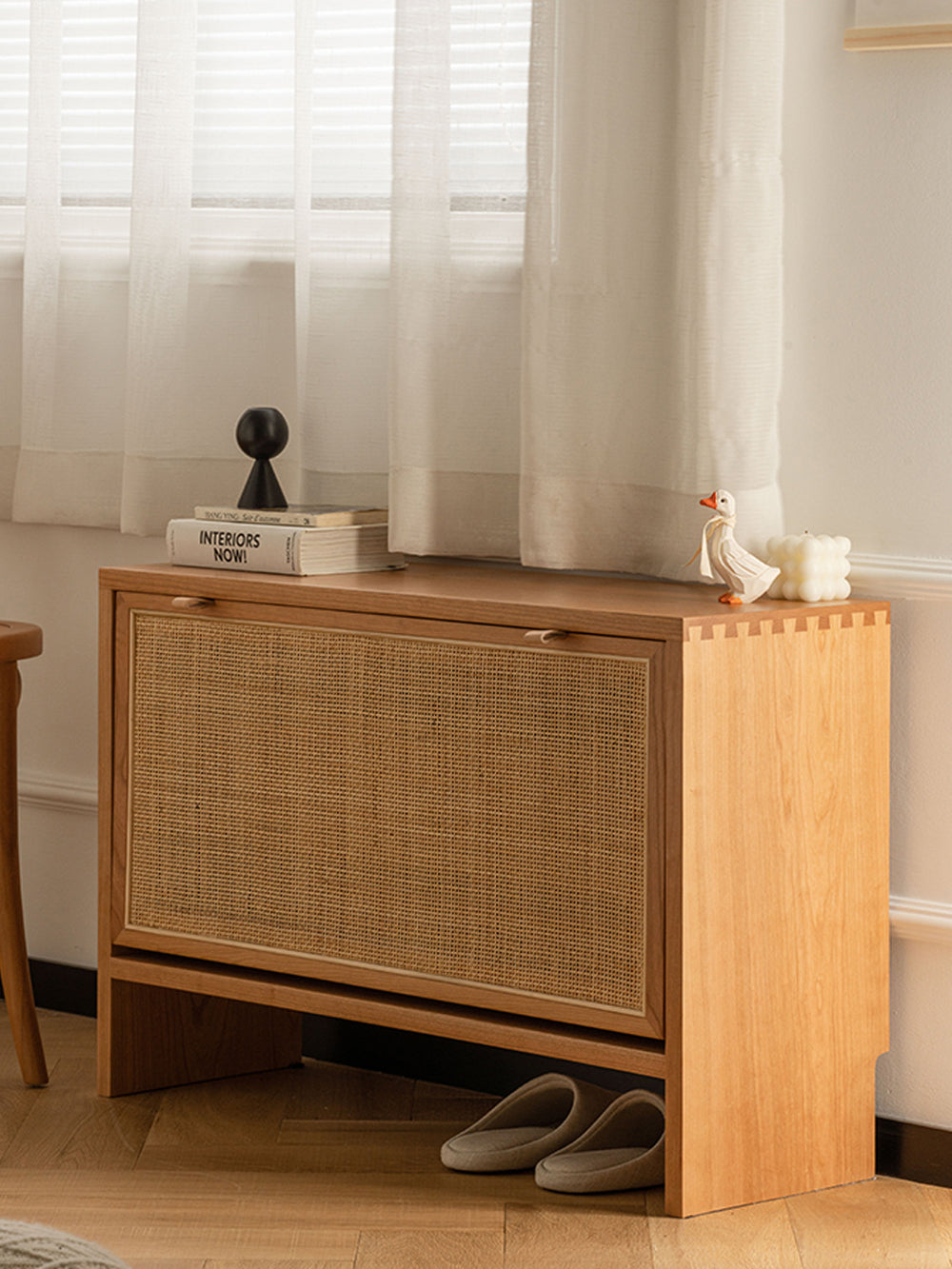 entryway shoe bench combining seating and hidden shoe storage 融合坐著換鞋與隱藏鞋子收納的玄關鞋櫃凳