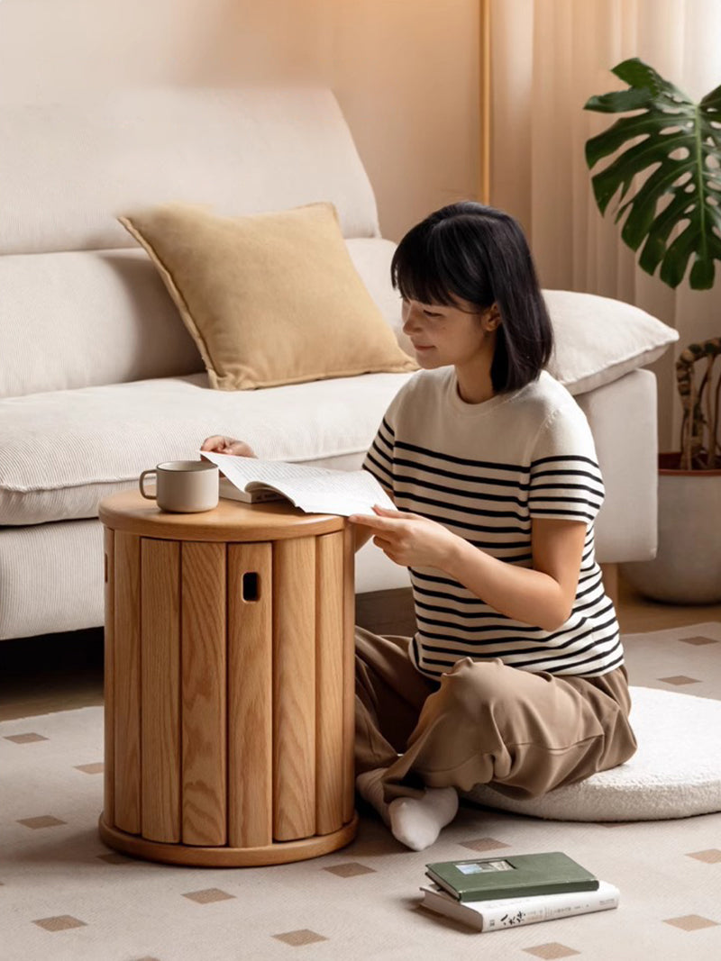 solid wood round stool placed next to sofa for coffee 沙發旁實木圓凳 放置咖啡與小物
