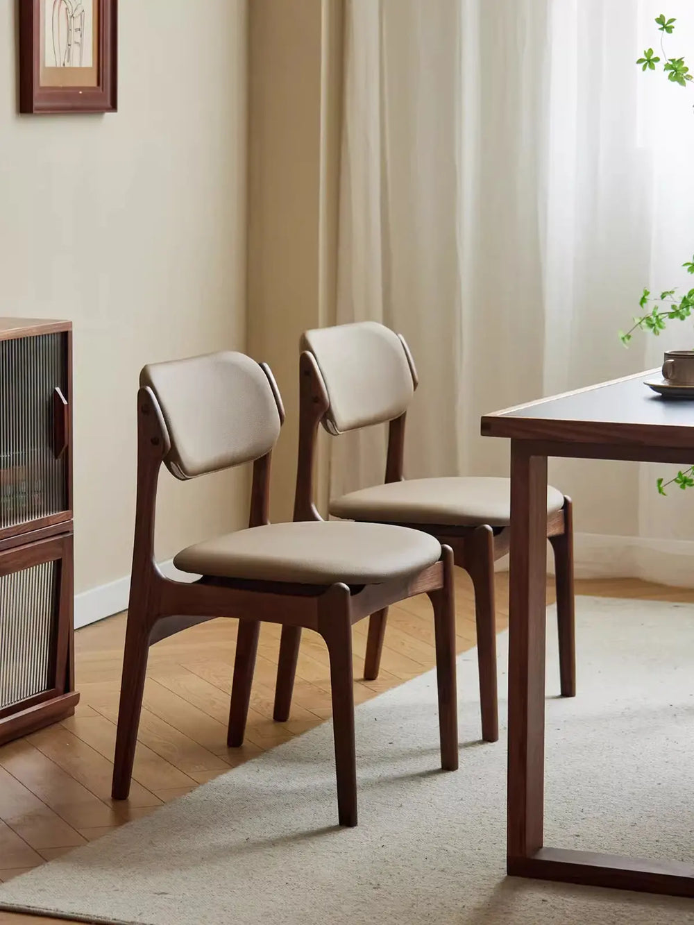 北欧スタイルの無垢材ダイニングセットとブラックウォールナットチェア