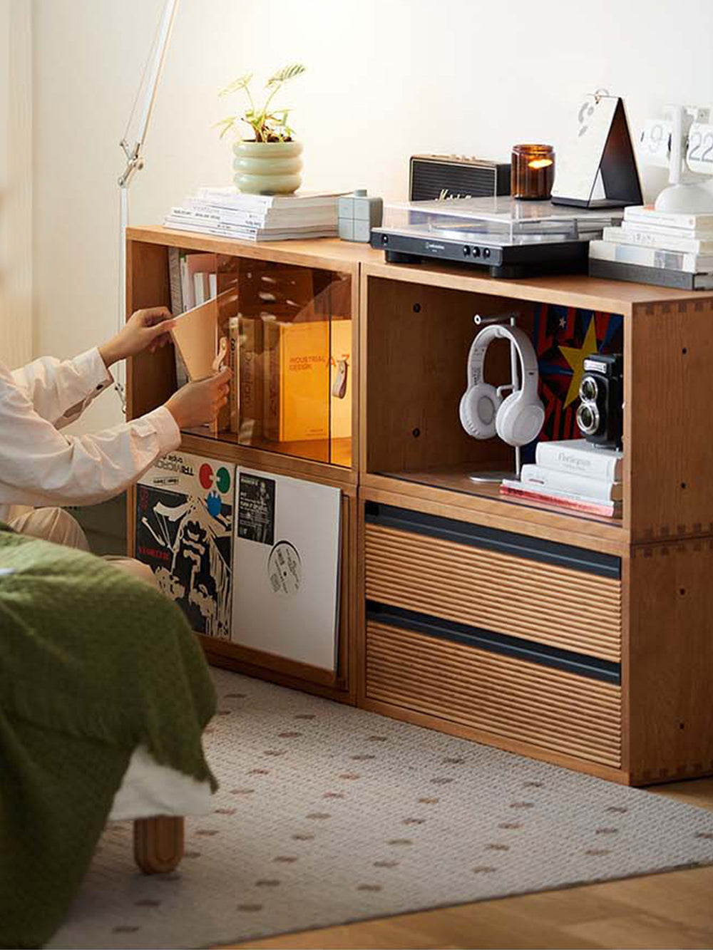 modular cabinet system creating full wall storage in living room 組合櫃系統在客廳打造整面收納牆