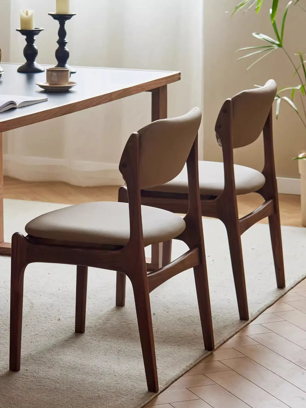 黑胡桃木實木餐椅 搭配原木餐桌的用餐場景