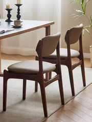 ブラックウォールナット無垢材ダイニングチェアと無垢材テーブルの食事シーン