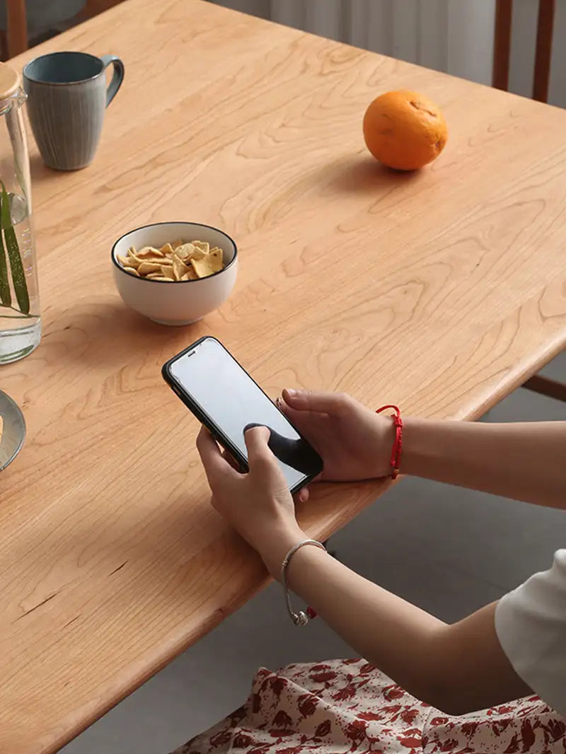 solid wood table with visible natural wood grain 自然木紋清晰可見的實木桌面
