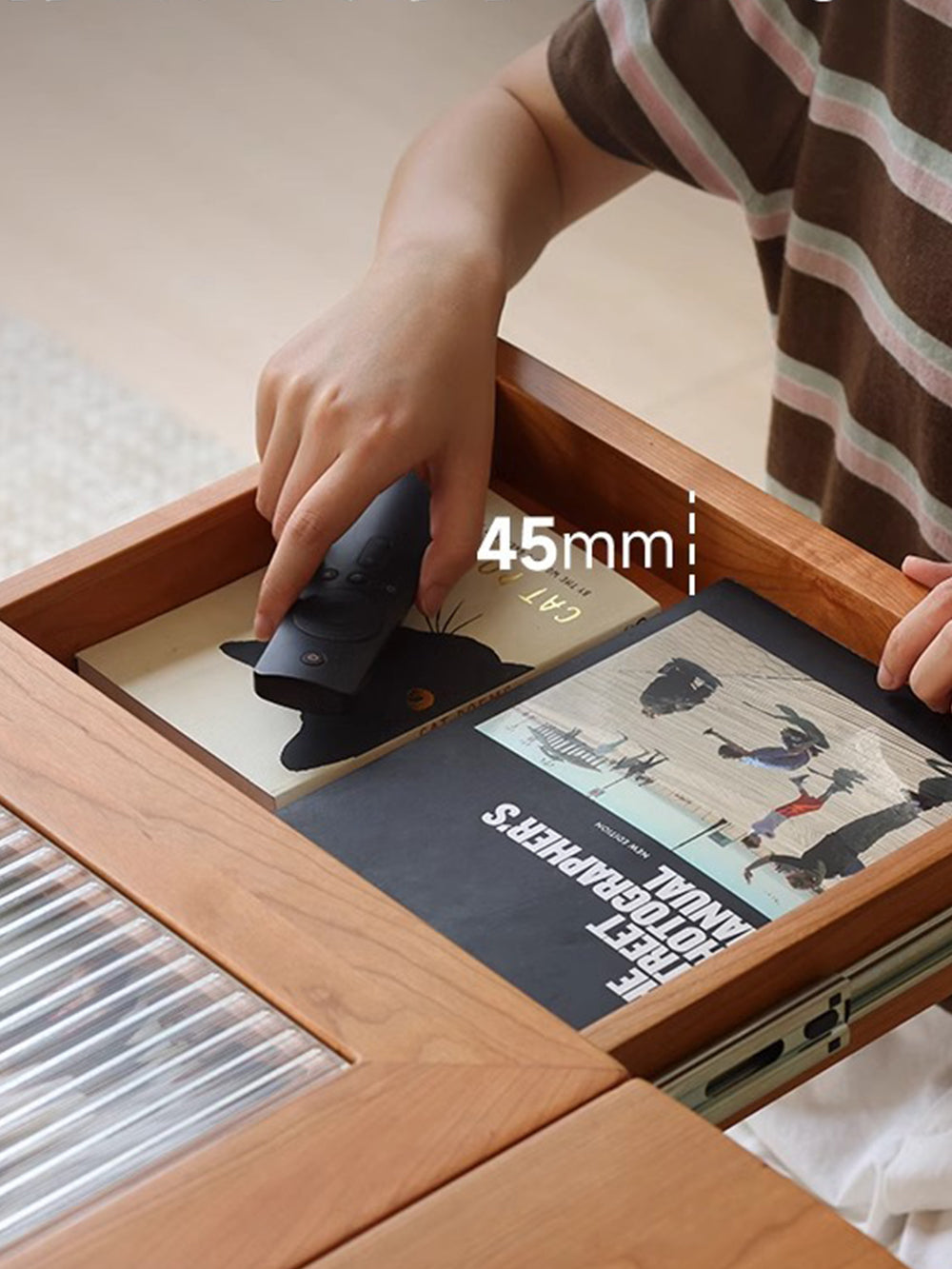 solid wood trolley table used between living and dining area 實木推車茶几 在客廳與餐廳之間來回使用