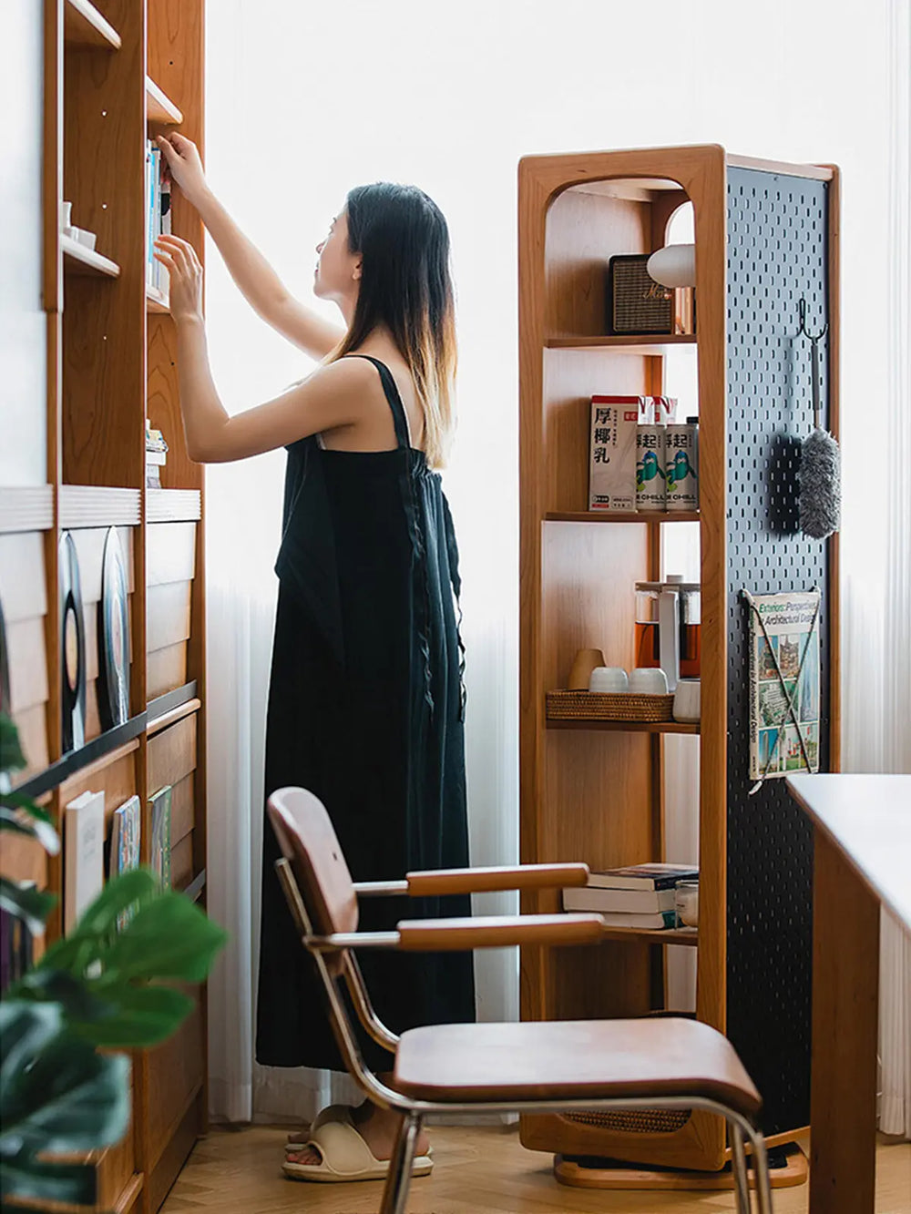 日式原木風客廳角落擺放旋轉全身鏡收納櫃