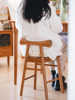 ベッドサイドチェアとして使える無垢材スツール