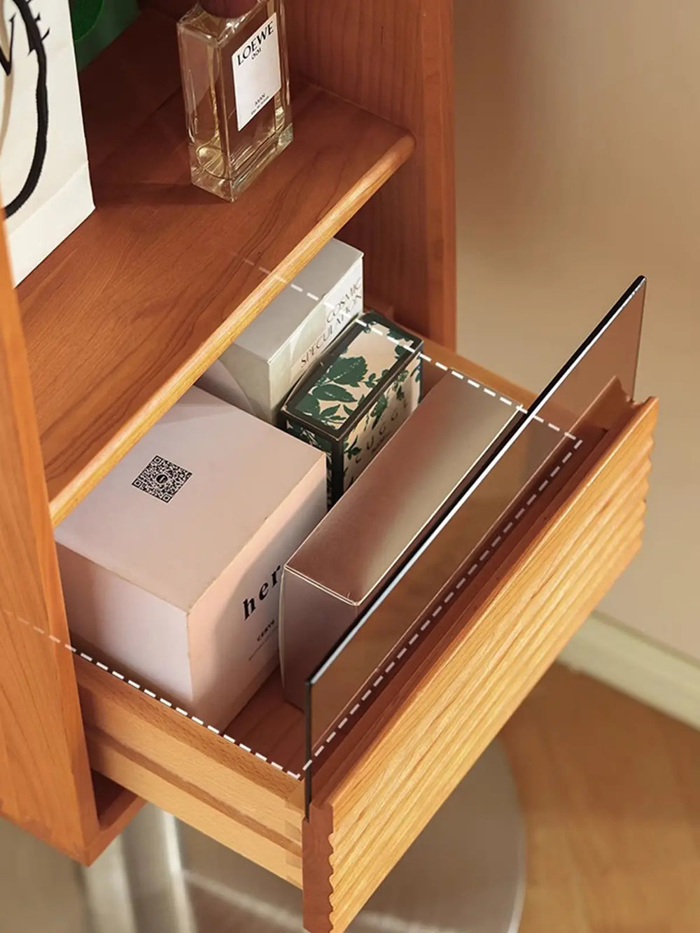 櫻桃木穿衣鏡書櫃收納書本與生活小物畫面