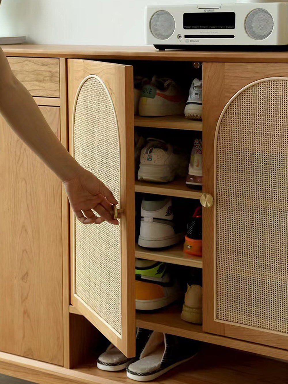 cherry wood solid wood rattan door shoe cabinet for entryway 櫻桃木實木藤編門鞋櫃 適合玄關入口使用