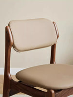 和風ナチュラルダイニングに配置されたブラックウォールナットのクッション付きダイニングチェア