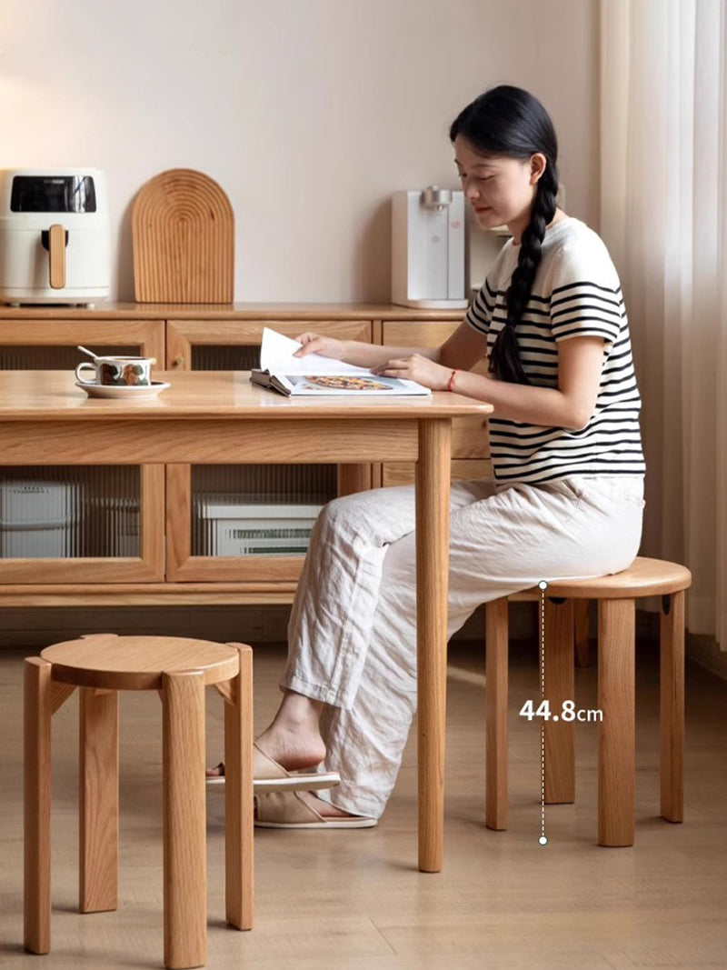 modular stackable stools used as extra guest seating 模塊堆疊凳 作為臨時加座接待親友