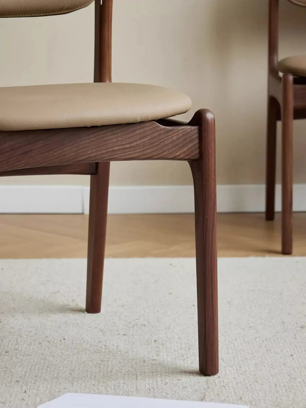 FASグレードのブラックウォールナット脚と自然な木目のクローズアップ