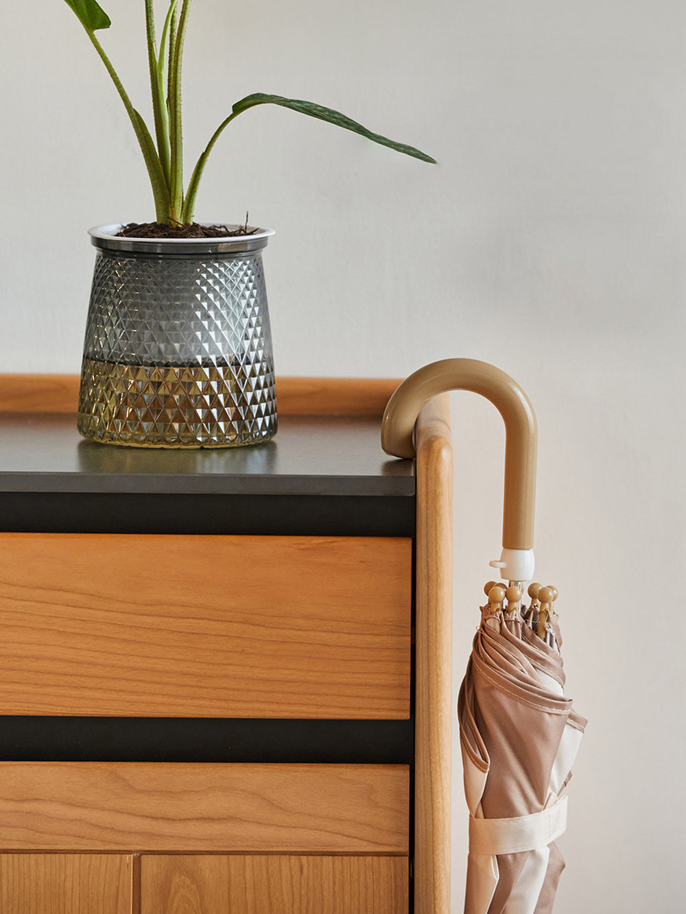 チェリー無垢材ラタン扉付き玄関シューズキャビネット