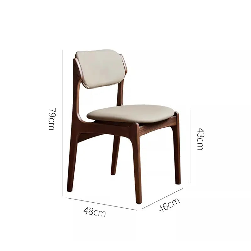 ダイニングテーブル横に向かい合わせに置かれた無垢材チェア2脚の食事シーン